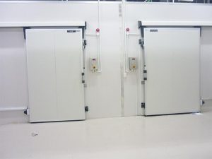 Những lưu ý khi lắp đặt cửa kho lạnh bảo quản